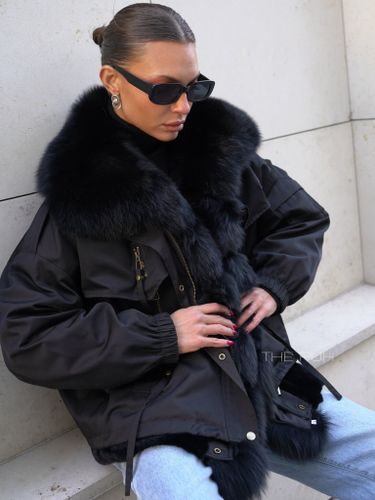 Короткая черная парка на пуху с воротником из натурального меха