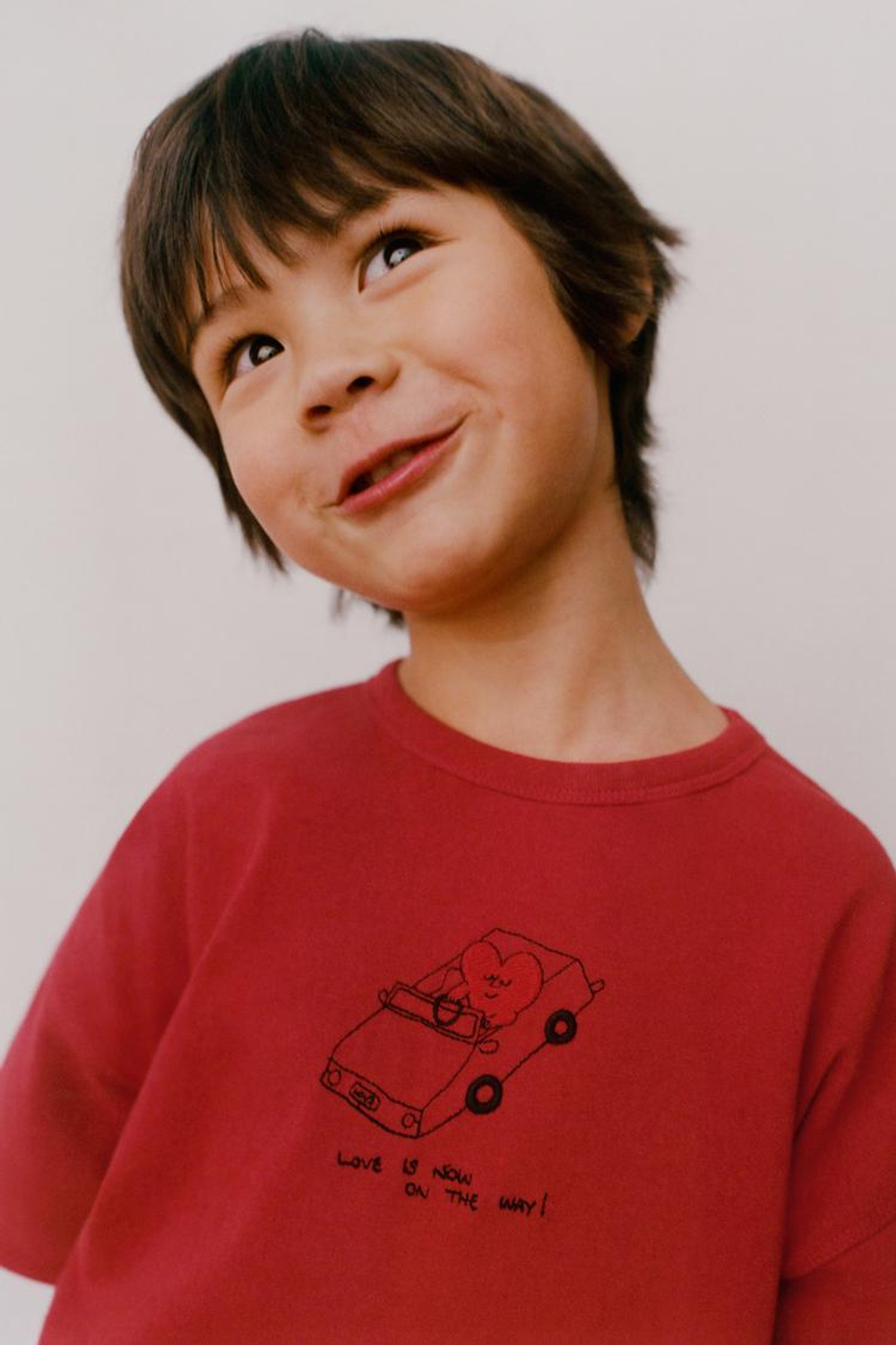 ZARA ФУТБОЛКА С ВЫШИВКОЙ ORFAYO ©, КРАСНЫЙ