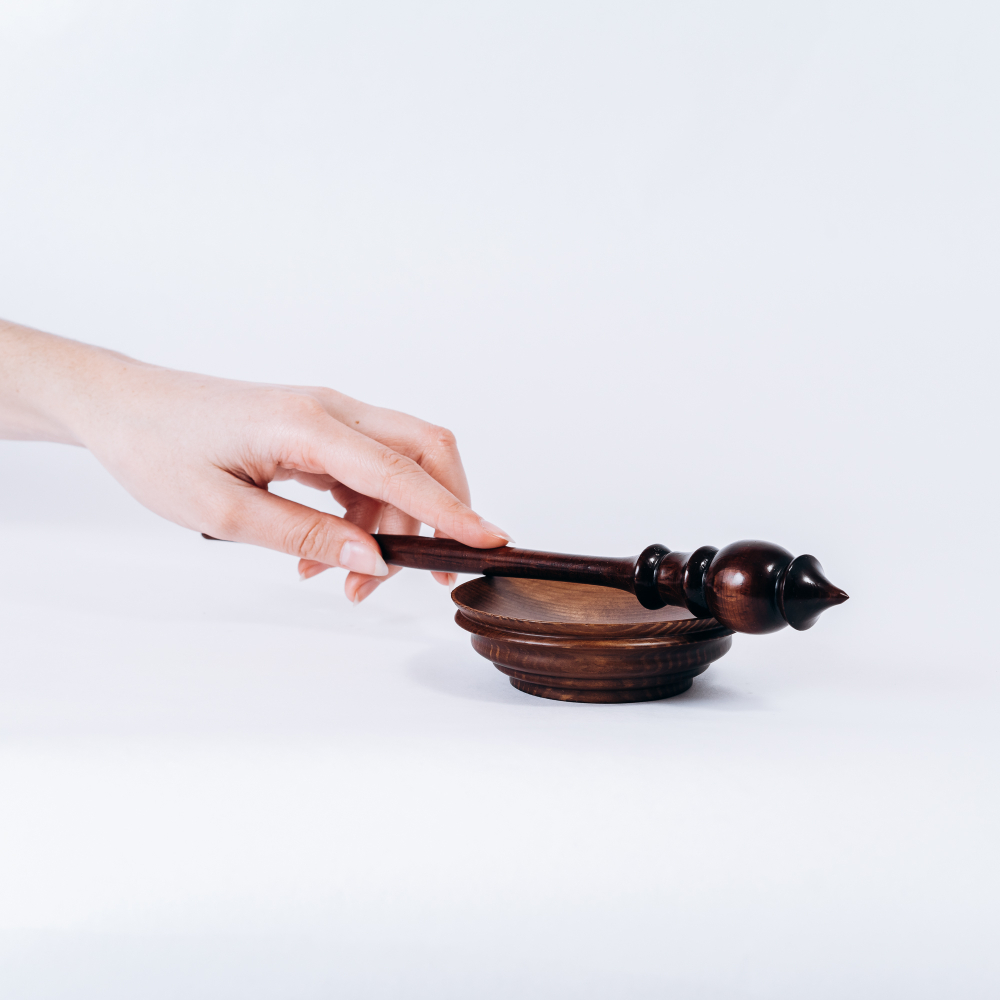 Деревянное опорное веретено с основанием для прядения из древесины сосны. B8