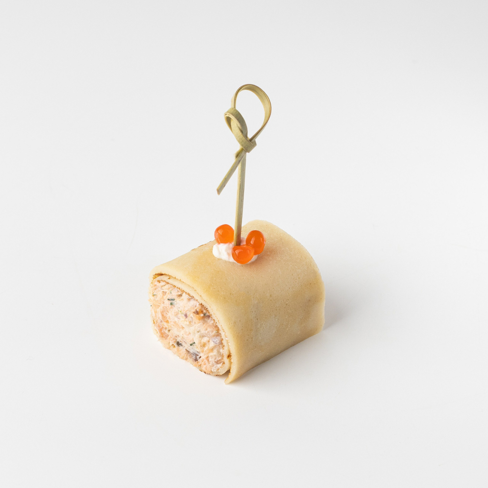 Блинчик с рийетом из семги горячего копчения 16 шт