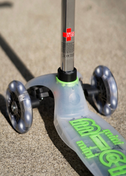 Самокат Mini Micro Deluxe Flux LED неоновый зеленый