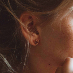 моносерьга «сердце» с тремя бриллиантами из желтого золота