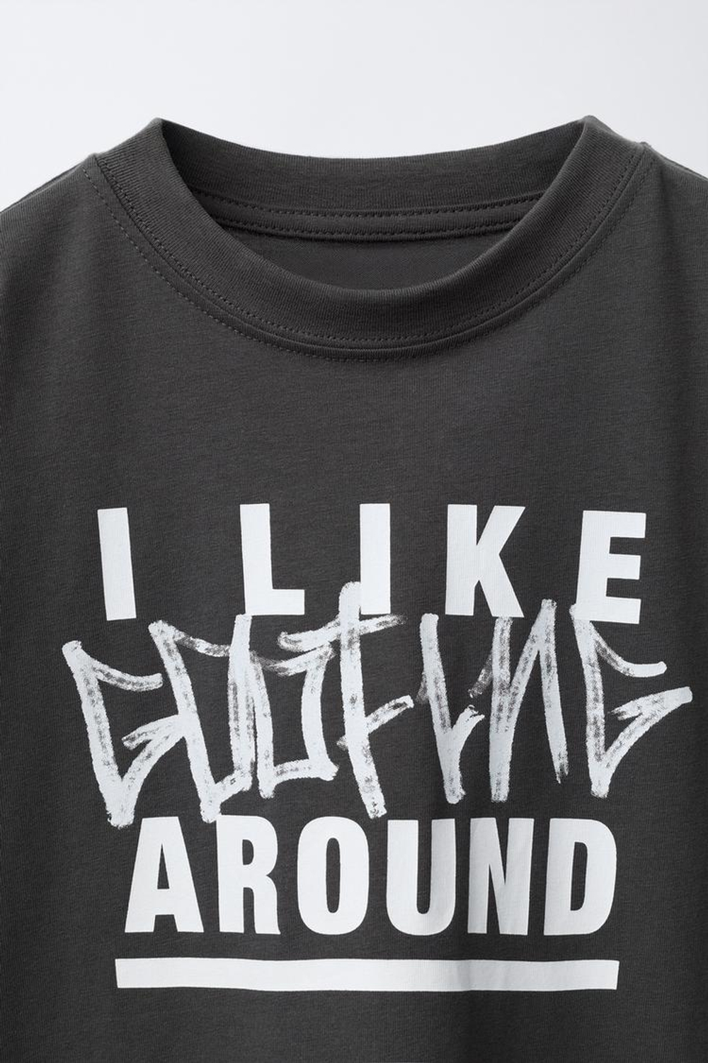 ZARA ФУТБОЛКА С ПРИНТОМ ГРАФФИТИ, ТЕМНЫЙ АНТРАЦИТ