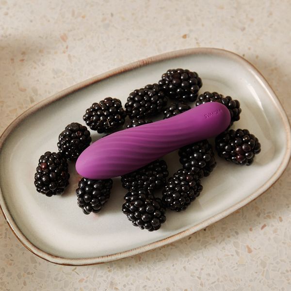 Вы говорите : «А нам бы что-то такое… маленькое для начала» Мы слышим: «Хочу попробовать вибратор, но без шума, намеков и смущения».