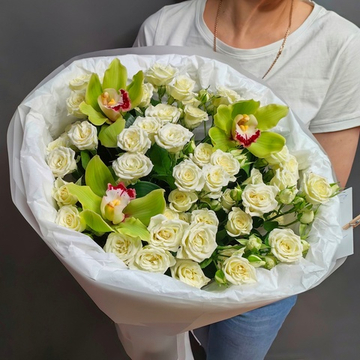 Букет из кустовых роз и орхидей в "облачке"