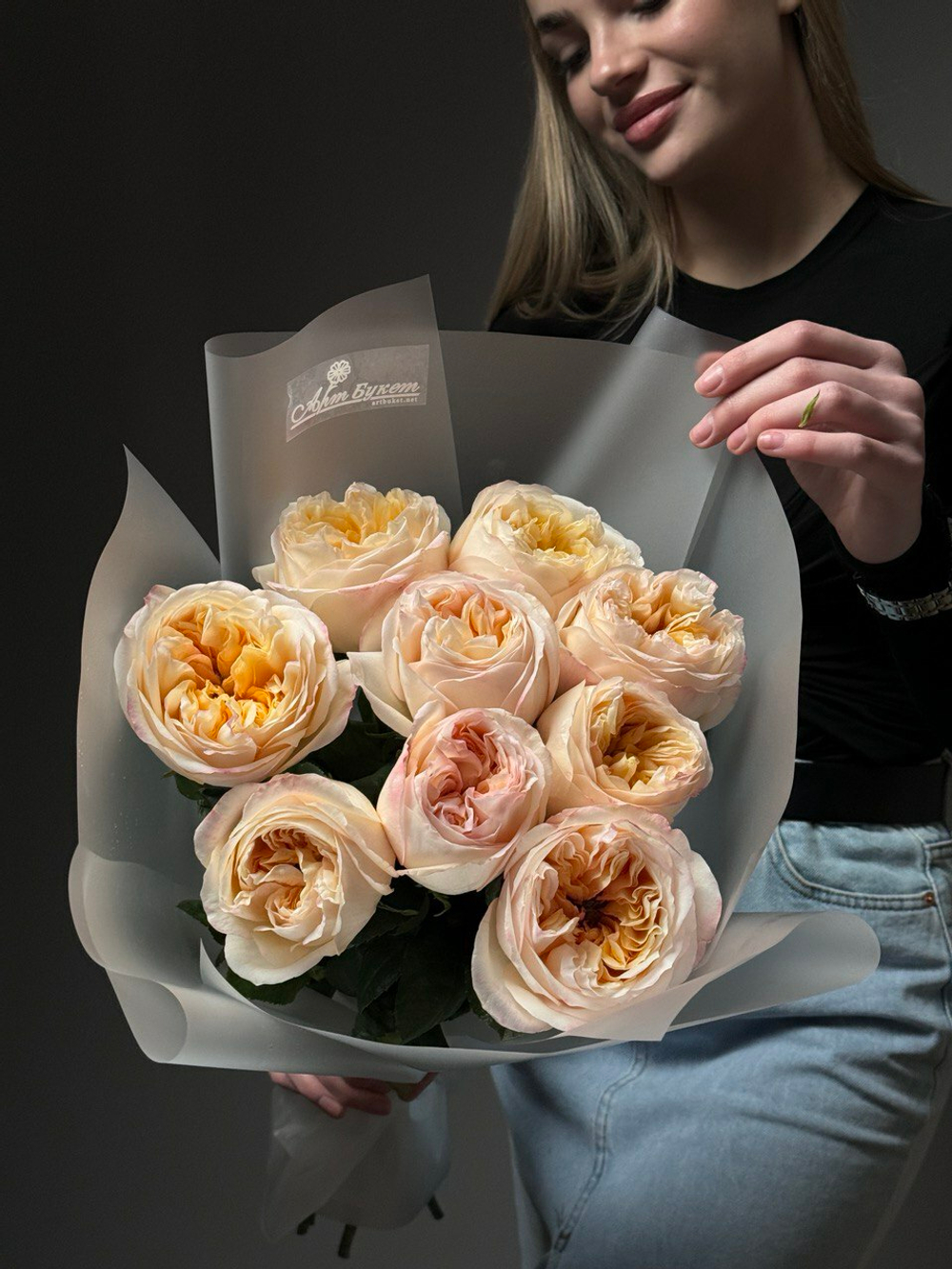 Букет из 9 кремовых пионовидных роз в упаковке