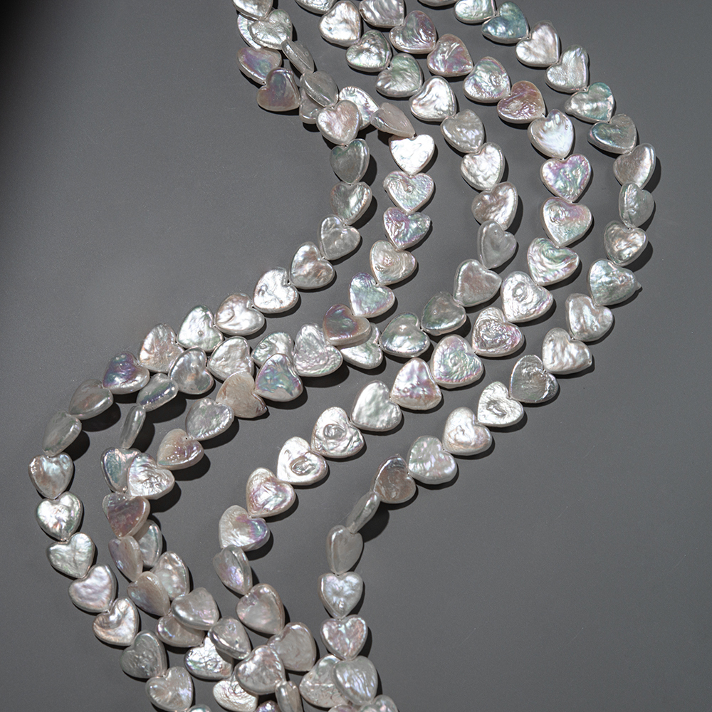 Жемчуг культивированный в форме сердца с продольным отверстием, 11мм, белый