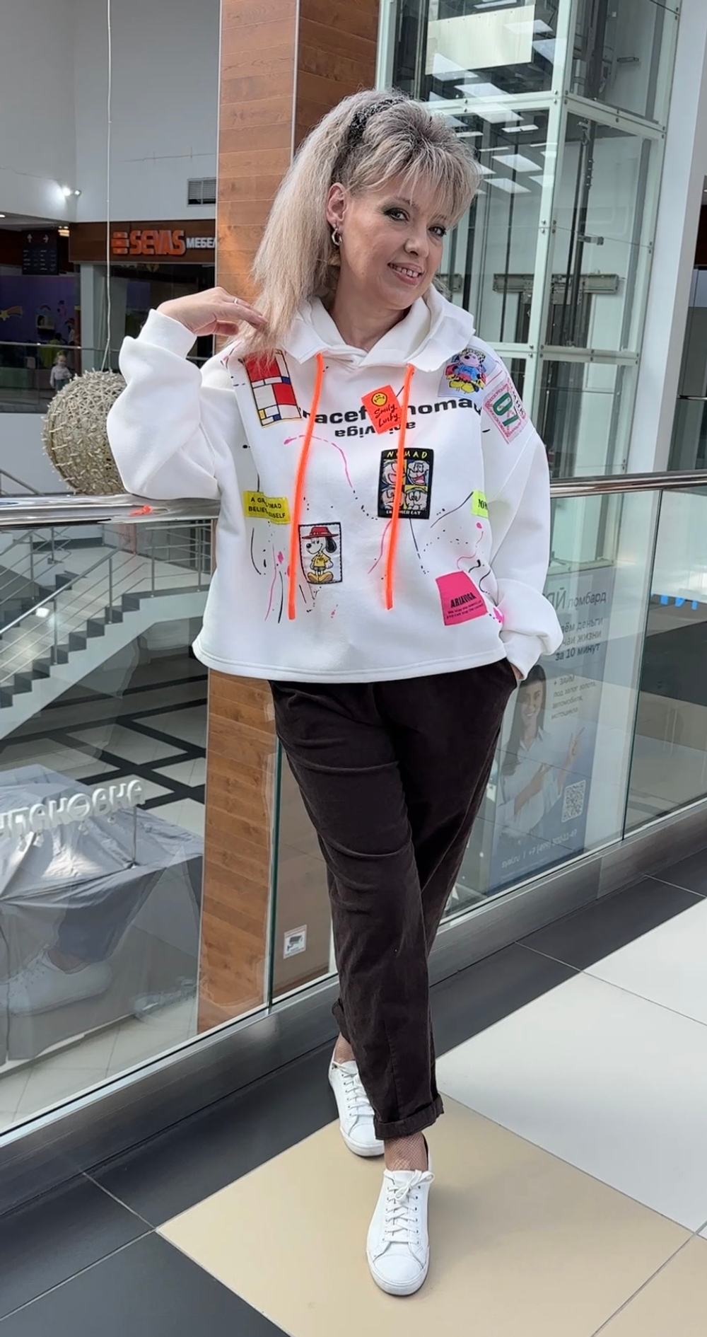 Белая толстовка-худи с ярким принтом и капюшоном