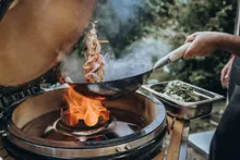 Керамический угольный гриль Monolith Two.55, 43 см, с ножками и столиками, чёрный