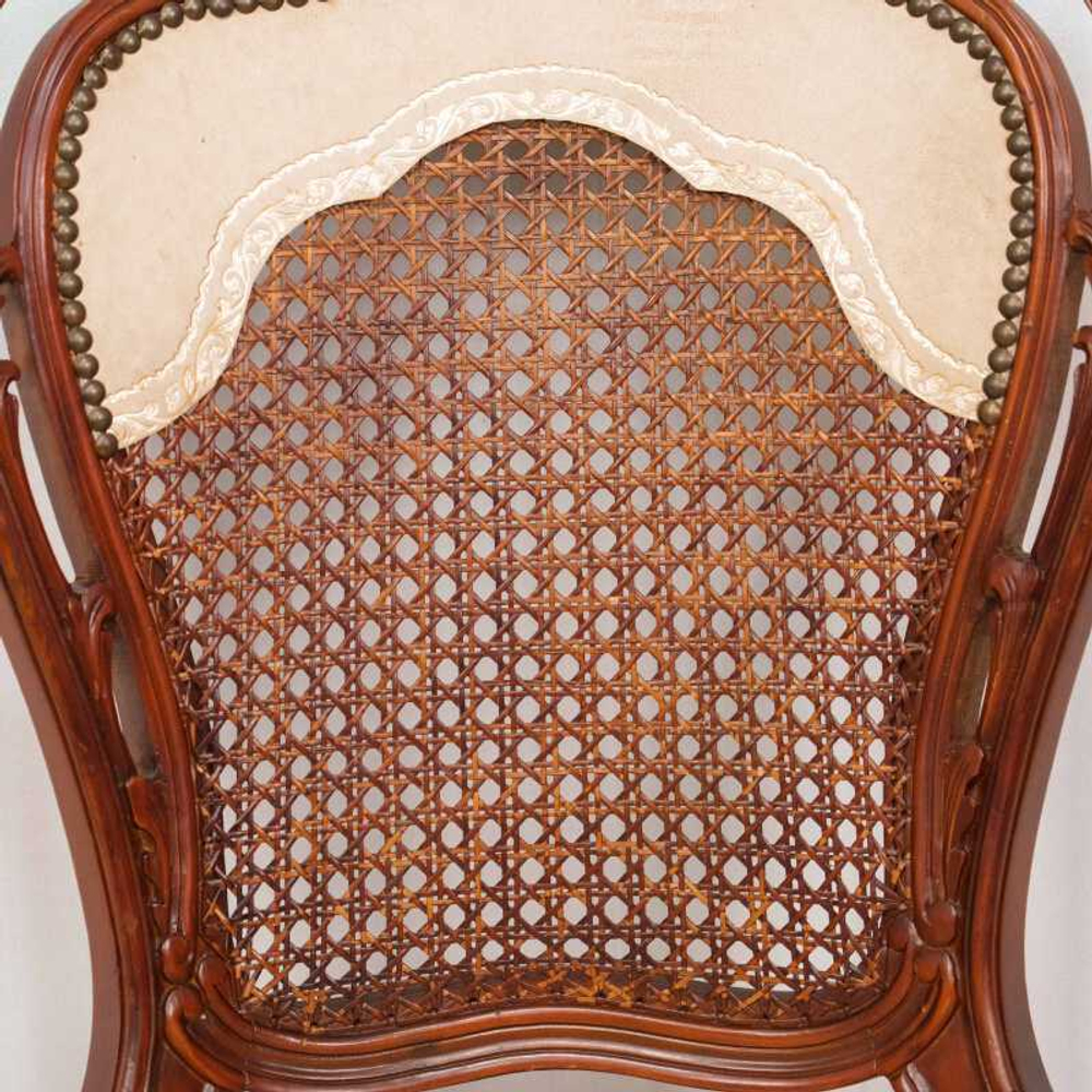 Стул с тисненой золотом кожей