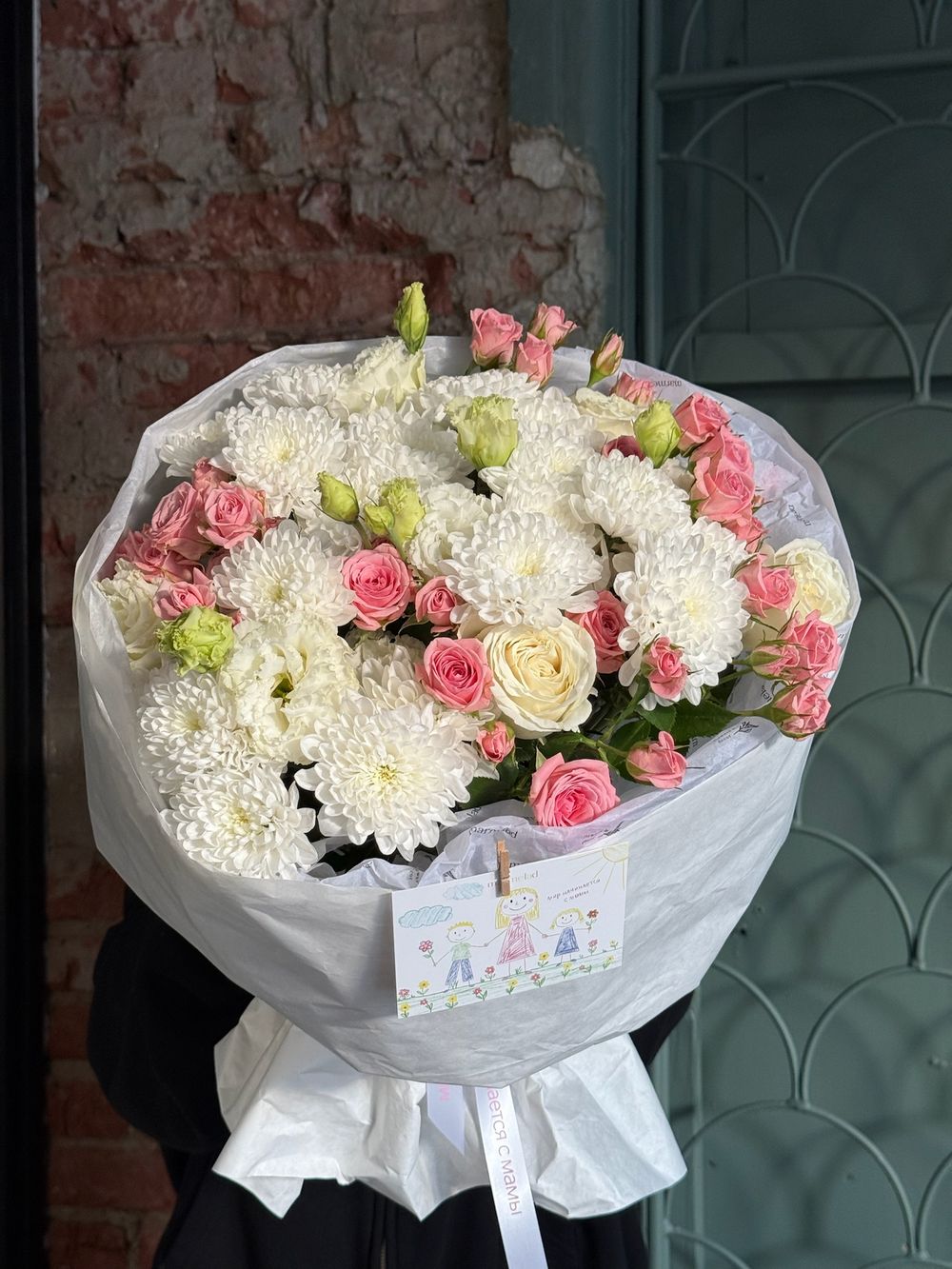 Букет из кустовой пионовидной розы, одноголовых роз, лизиантуса и хризантемы