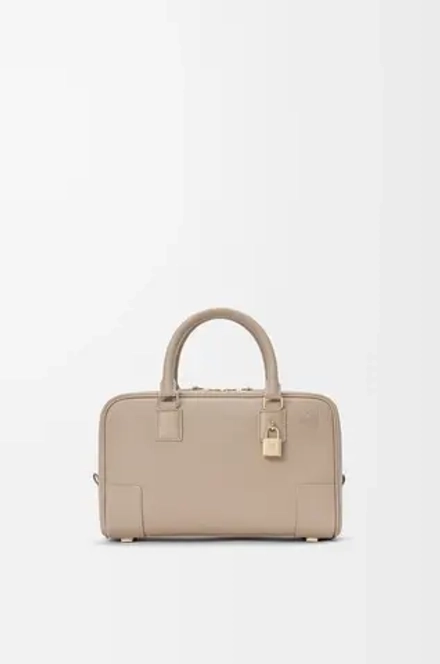 Loewe Сумка Amazona 23 из мягкой зернистой телячьей кожи, цвет глины