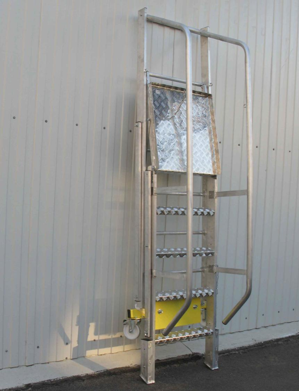 Лестница с платформой компактная MEGAL ЛСПК-2,75 (1,4)