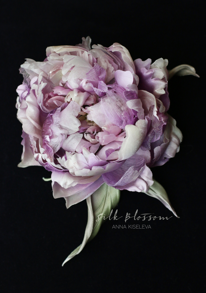 Брошь Сиреневый пион из шелка