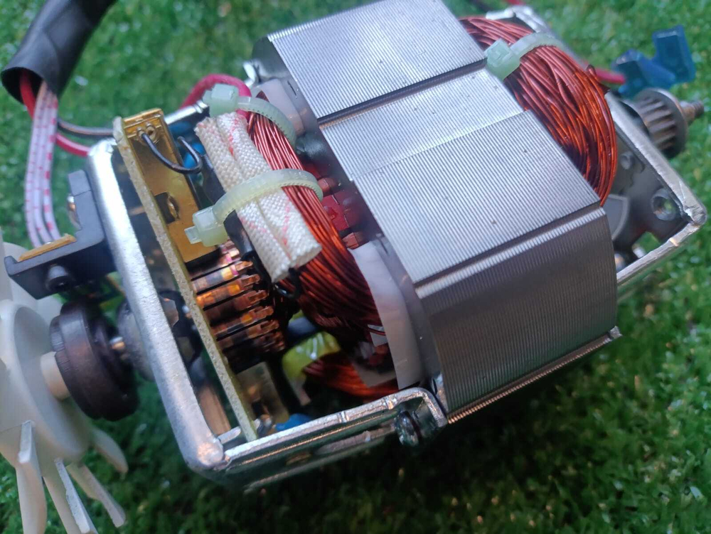 Двигатель AC8830 для кухонного комбайна BQ MX341 (с разбора)