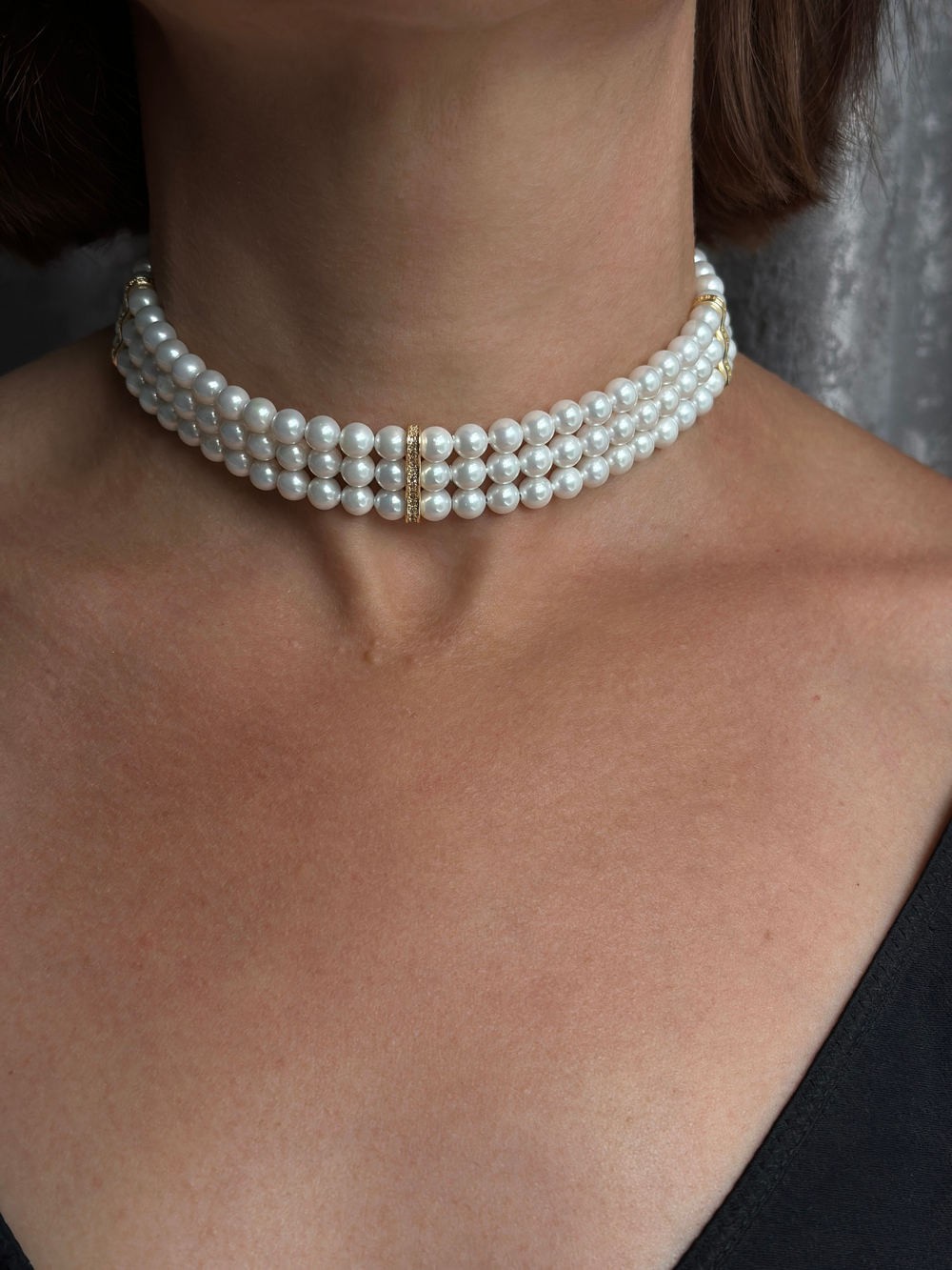 Чокер 3 ряда из белого жемчуга Майорка с цирконами, оттенок золото