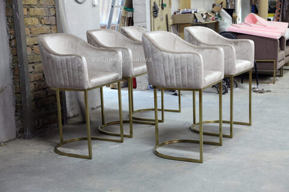 Полубарные стулья с металлом