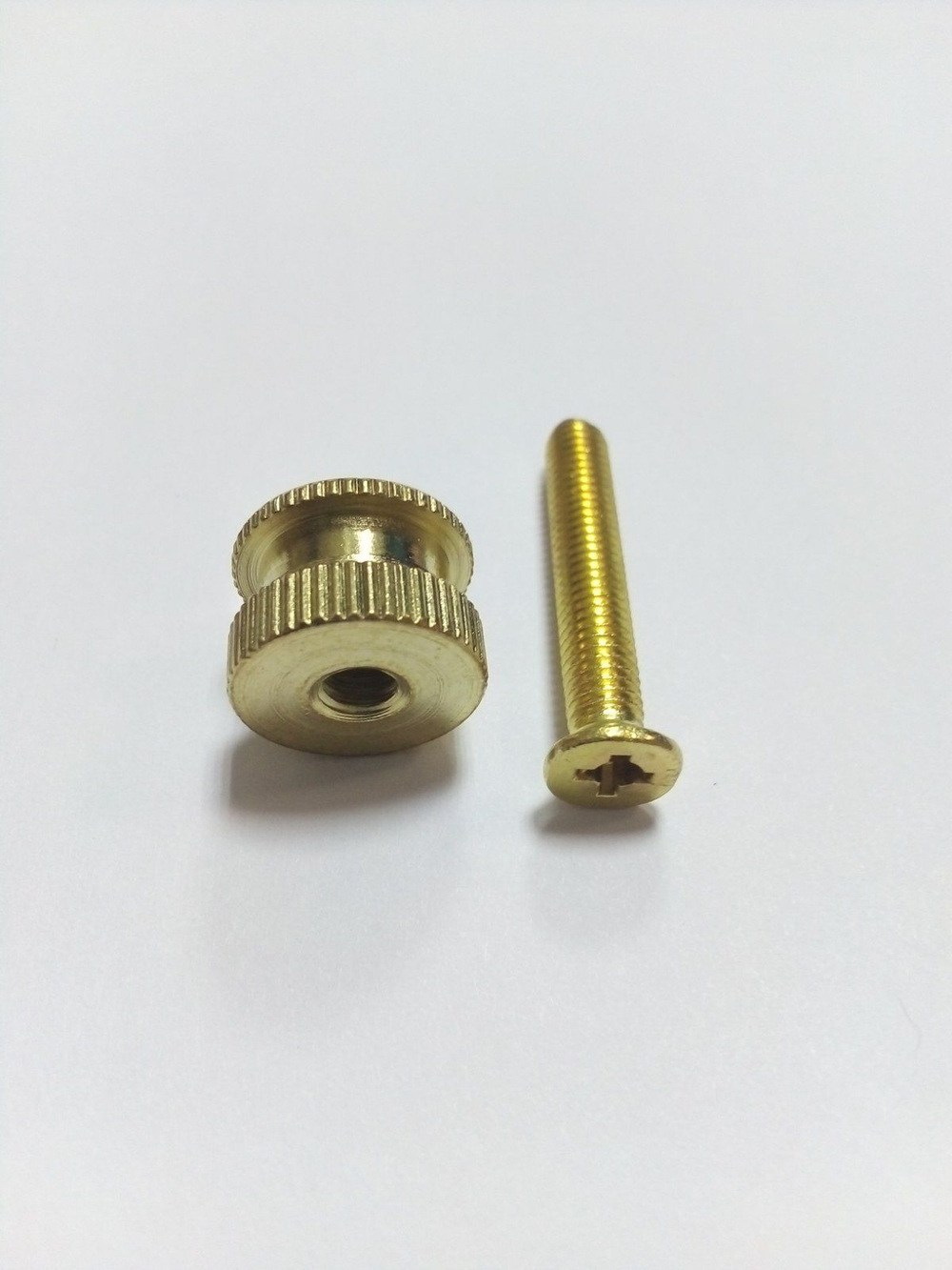 Резьбовой фиксатор струны