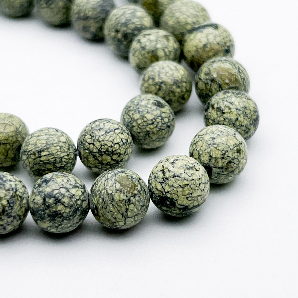 Змеевик бусины (серпентинит), диаметр около 8,6-8,8 мм, цена за 11 шт (1/4 нити)