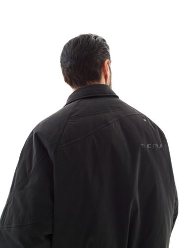 Утепленный черный бомбер с отложным воротником