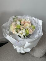 Букет сборный из кустовых пионовидных роз, диантусов и гортензии