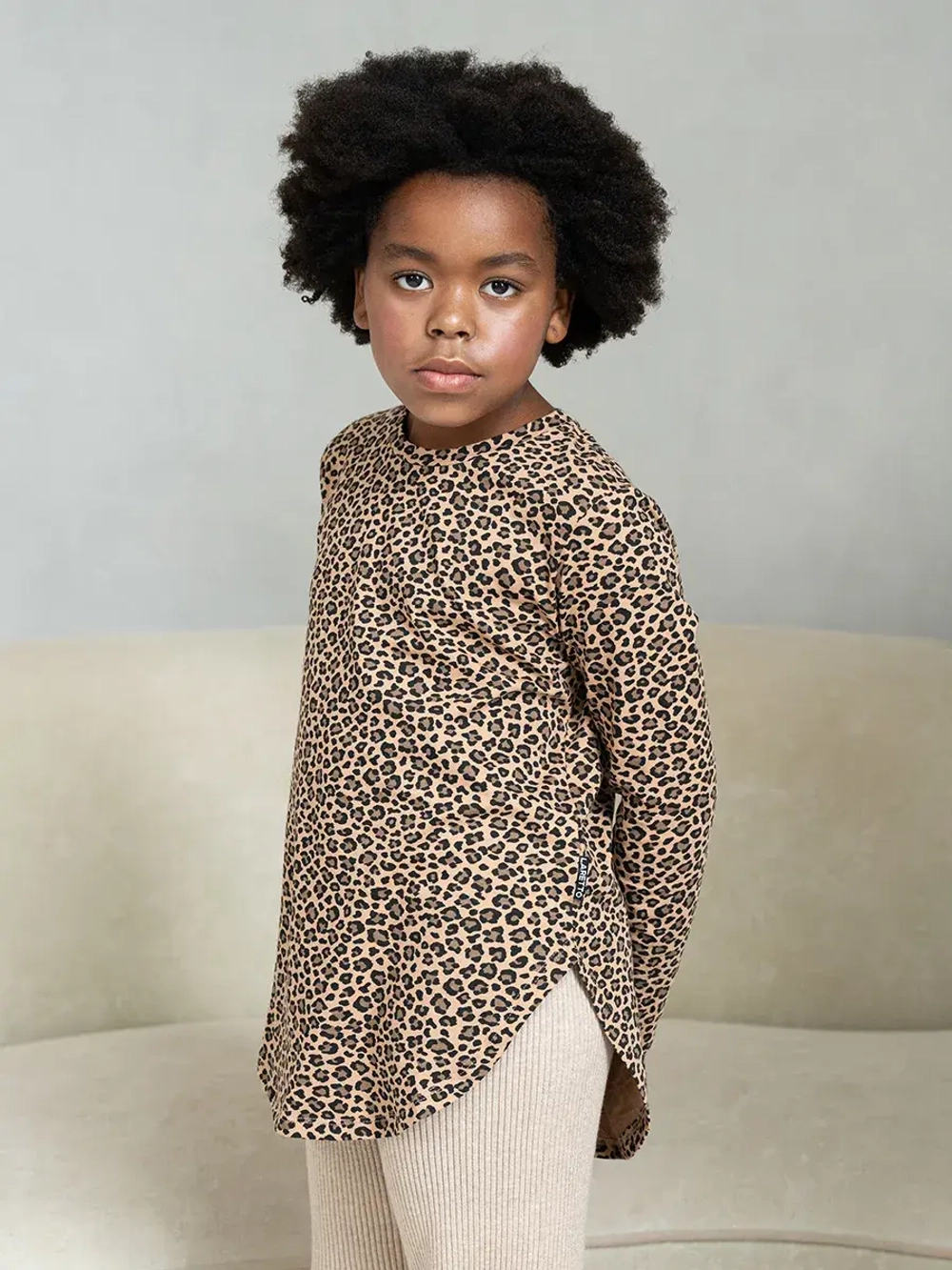 Лонгслив для девочки леопардовый удлиненный