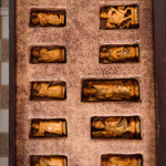 Шахматный стол с комплектом шахмат из слоновой кости