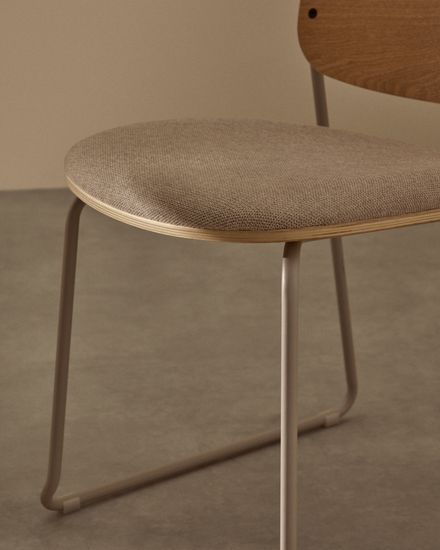 Стул Meli с сиденьем из бежевого шенилла и бежевыми металлическими ножками Испании La Forma