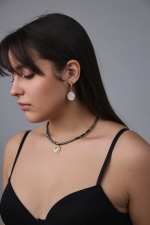 Колье из гематита и "бензинового" жемчуга с кулоном из перламутра и цирконов с солнцем, золото