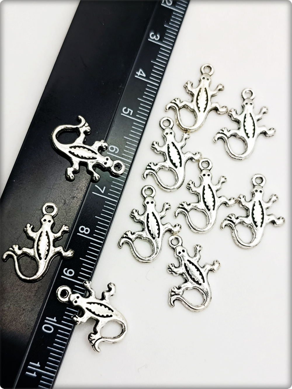 Подвески для рукоделия "Ящерицы" серебристые.