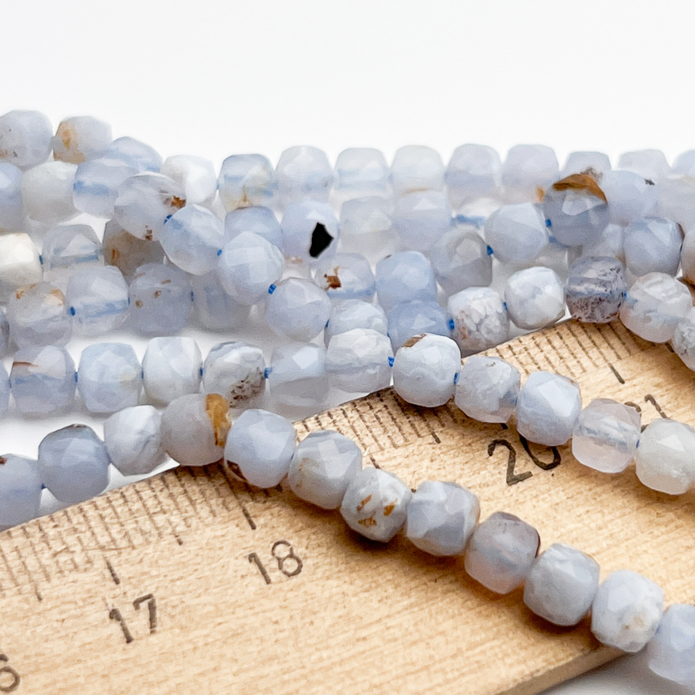 Агат голубой бусины ("Сапфирин"), куб с огранкой, размер около 4,4-4,6 мм, цена за 19-20 шт (1/4 нити)