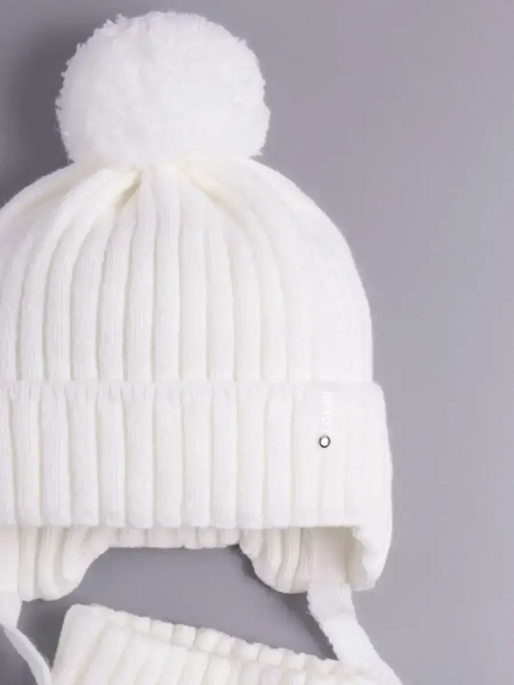 Шапка осенняя детская на завязках и снуд