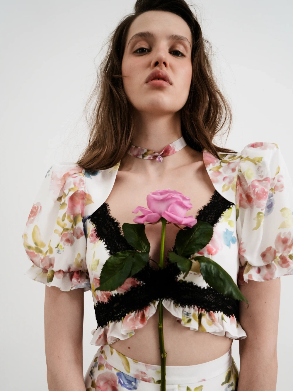 Пенни (Penny), топ из молочного крепдешина с цветочным принтом, с отделкой черным кружевом 