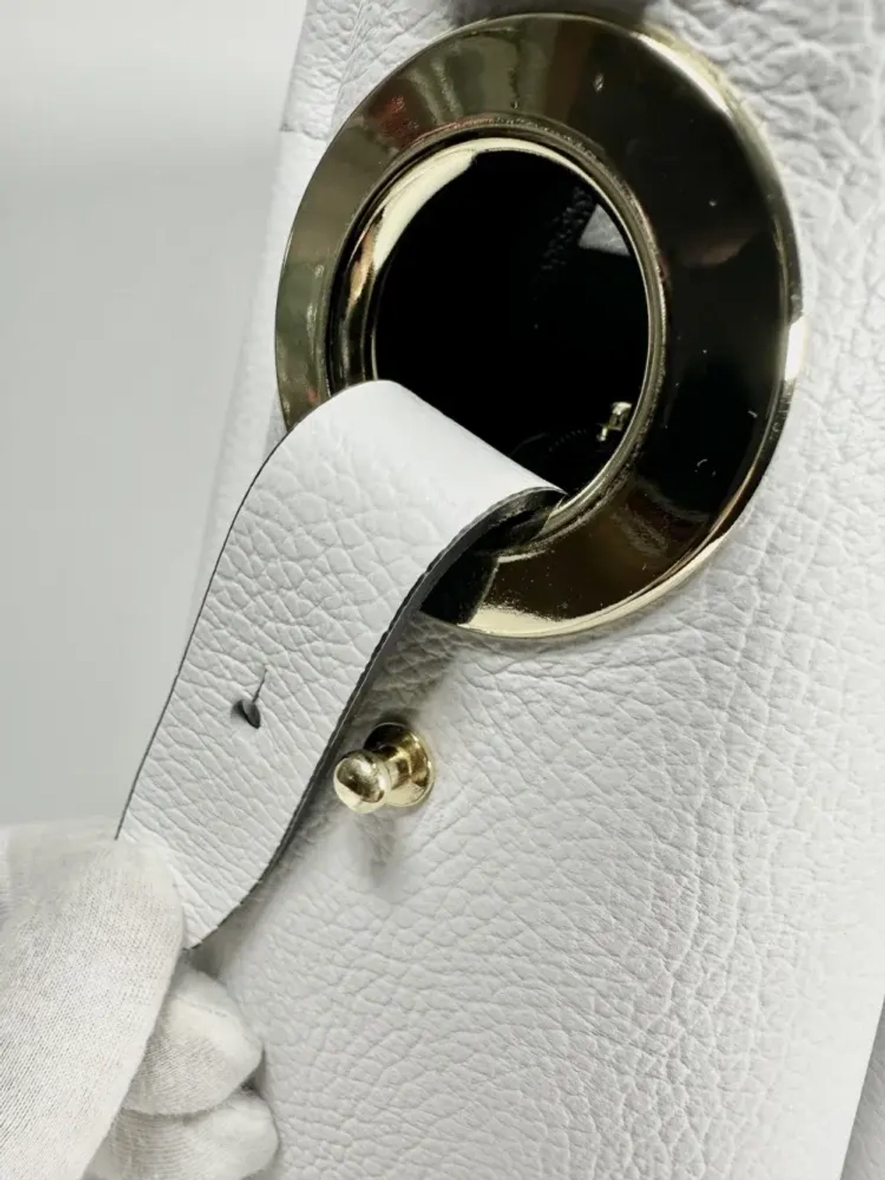 Женская белая сумка из натуральной кожи с металлическими ручками