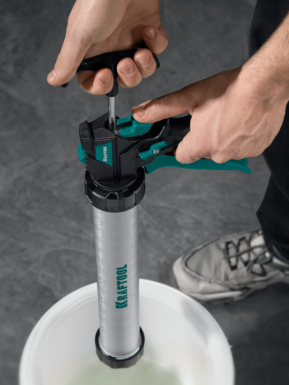 KRAFTOOL ULTRA 310 мл, прямой забор, регулировка силы давления, вариативная антикапельная система, закрытый пистолет для герметика (06677-31)