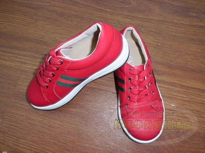 Кроссовки детские из однотонной гладкой кожи