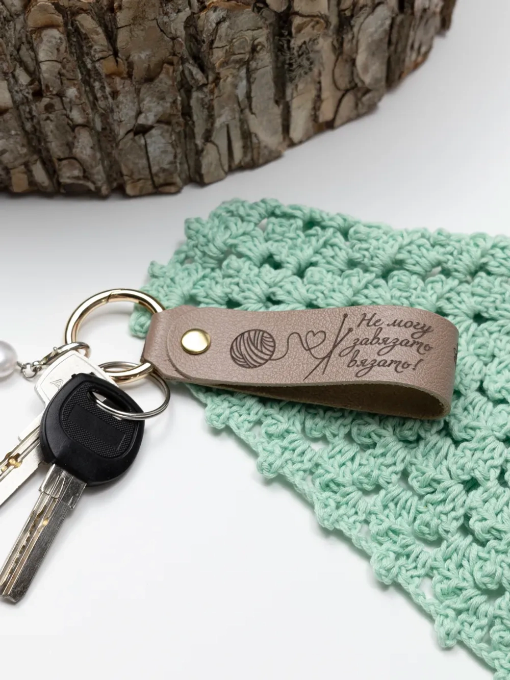 Брелок "Рукодельница" белый