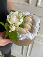 Композиция в коробке с макарунсами