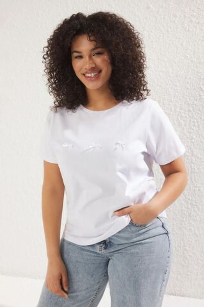 Белая облегающая трикотажная футболка большого размера с бантом TBBSS25BF00001