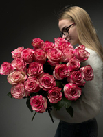 25 малиново-белых роз