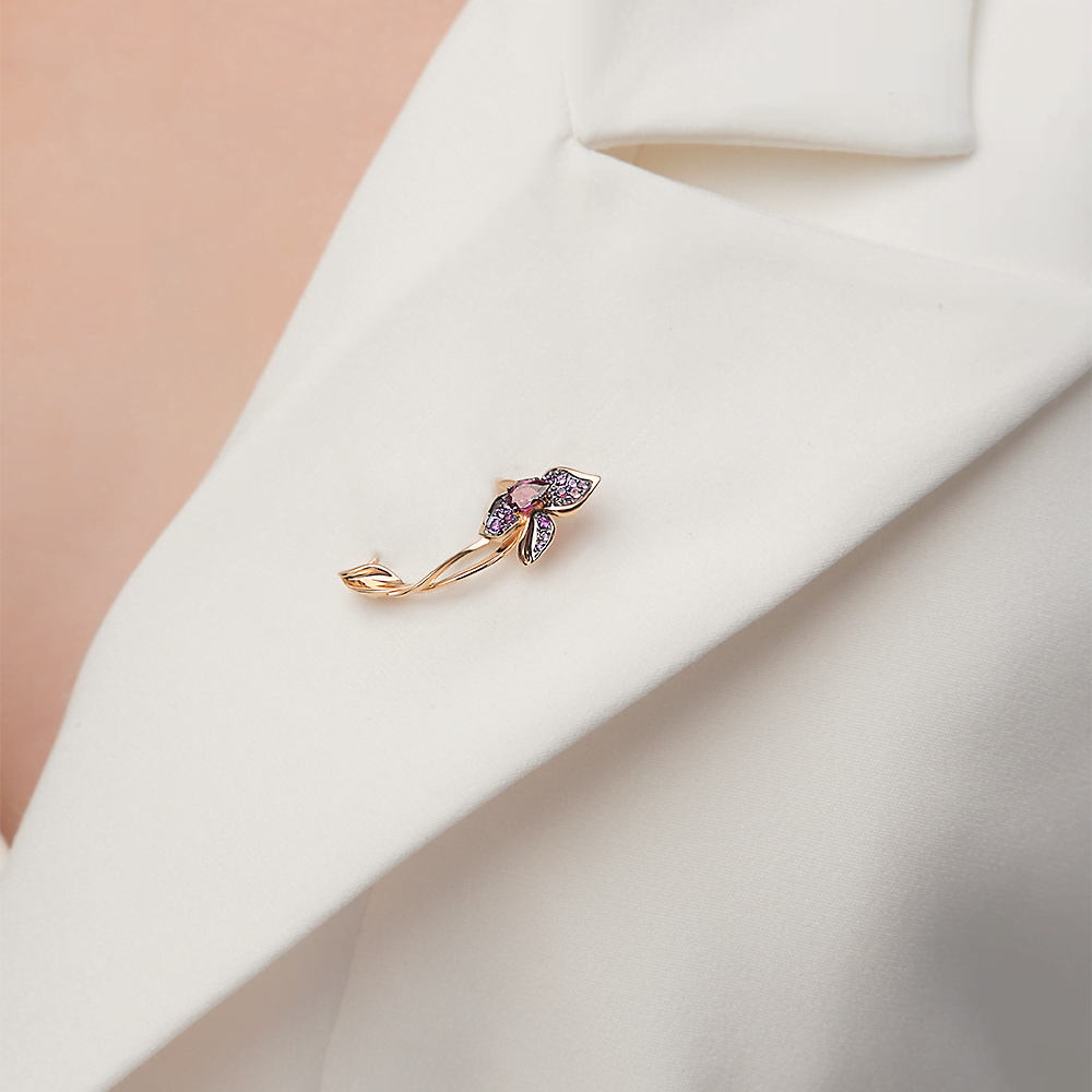 Брошь «Лотос» из красного золота c гранатом и аметистами Артикул: 04-0243-00-257-1110-57