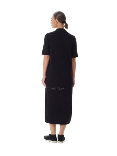 Трикотажное платье черного цвета с кулоном