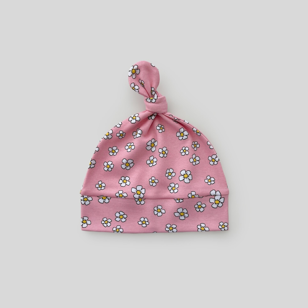 Лёгкая шапочка с узелком (ромашки на розовом)