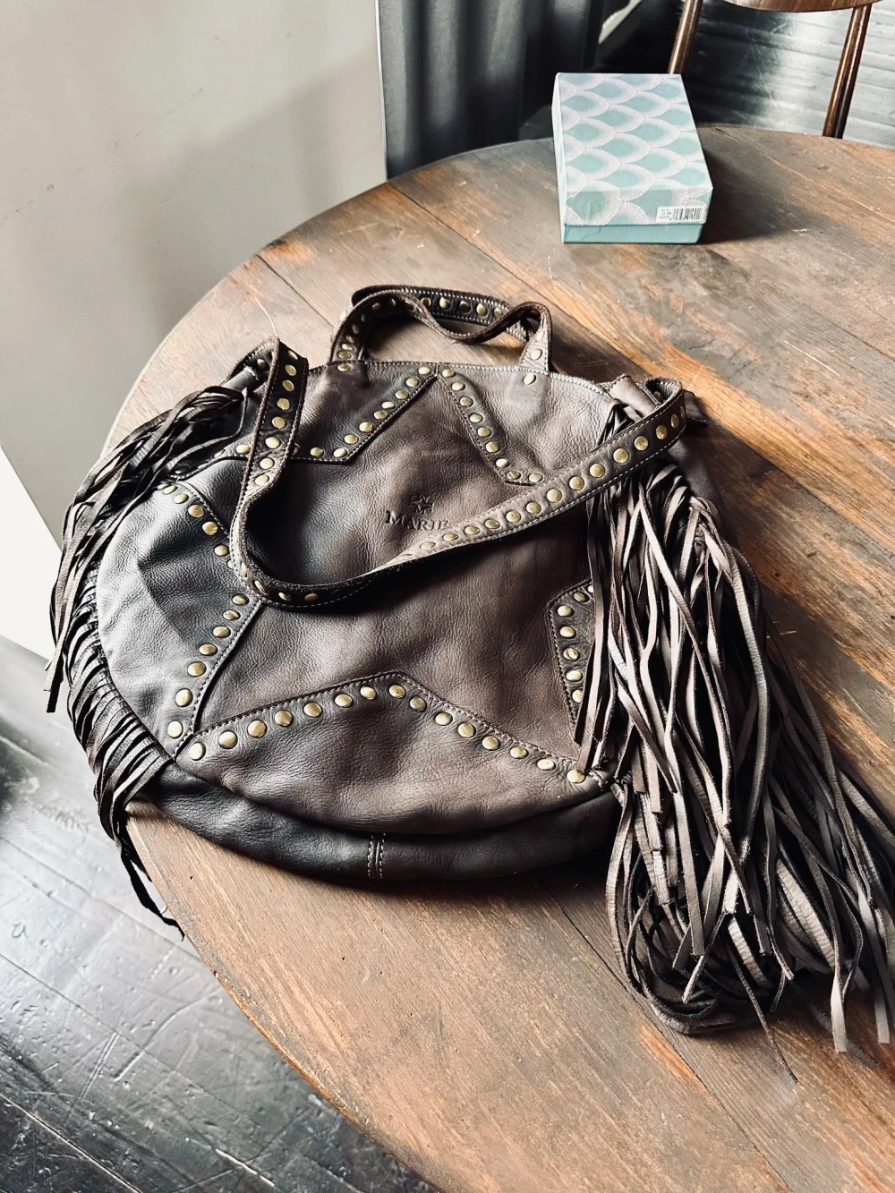 Женская сумка из натуральной вареной кожи с бахромой и заклепками цвет brown