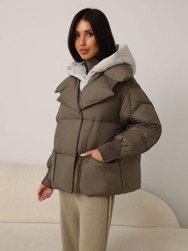 Укороченный пуховик цвета капучино с серым объемным капюшоном