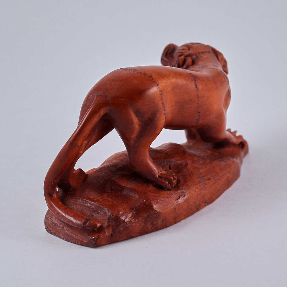 Нэцкэ Тигр на камне