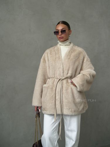 Бежевая шуба с поясом