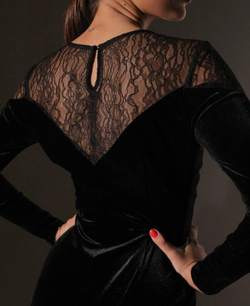 Бархатное платье с кружевами