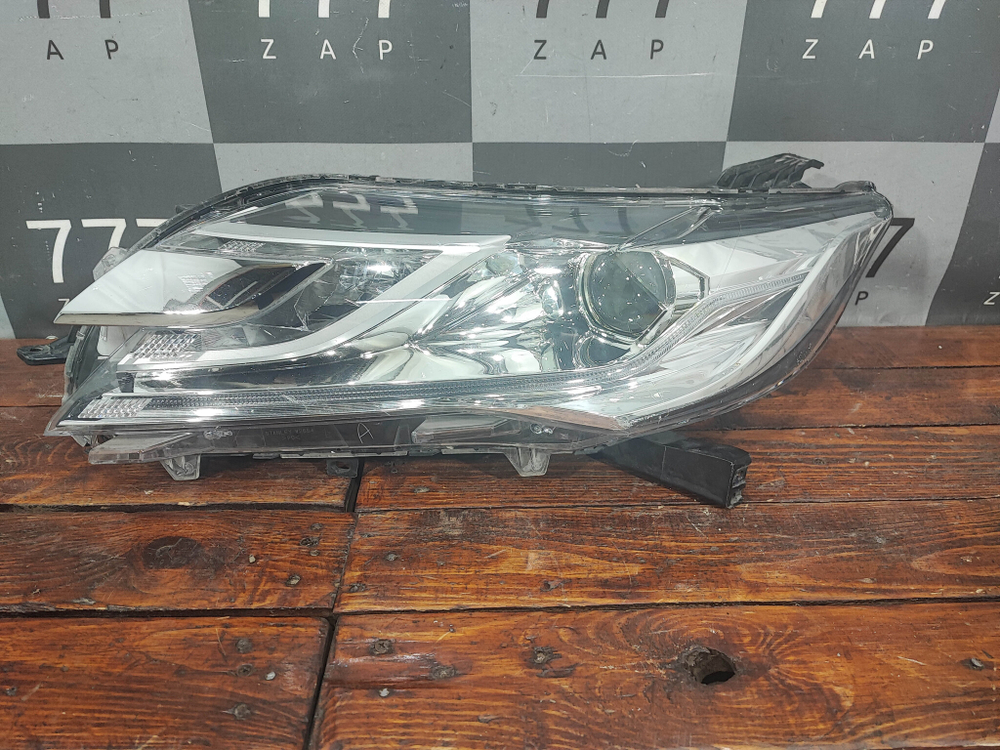 Фара левая Галоген Mitsubishi Pajero Sport 3 15-21 Б/У Оригинал 8301C793