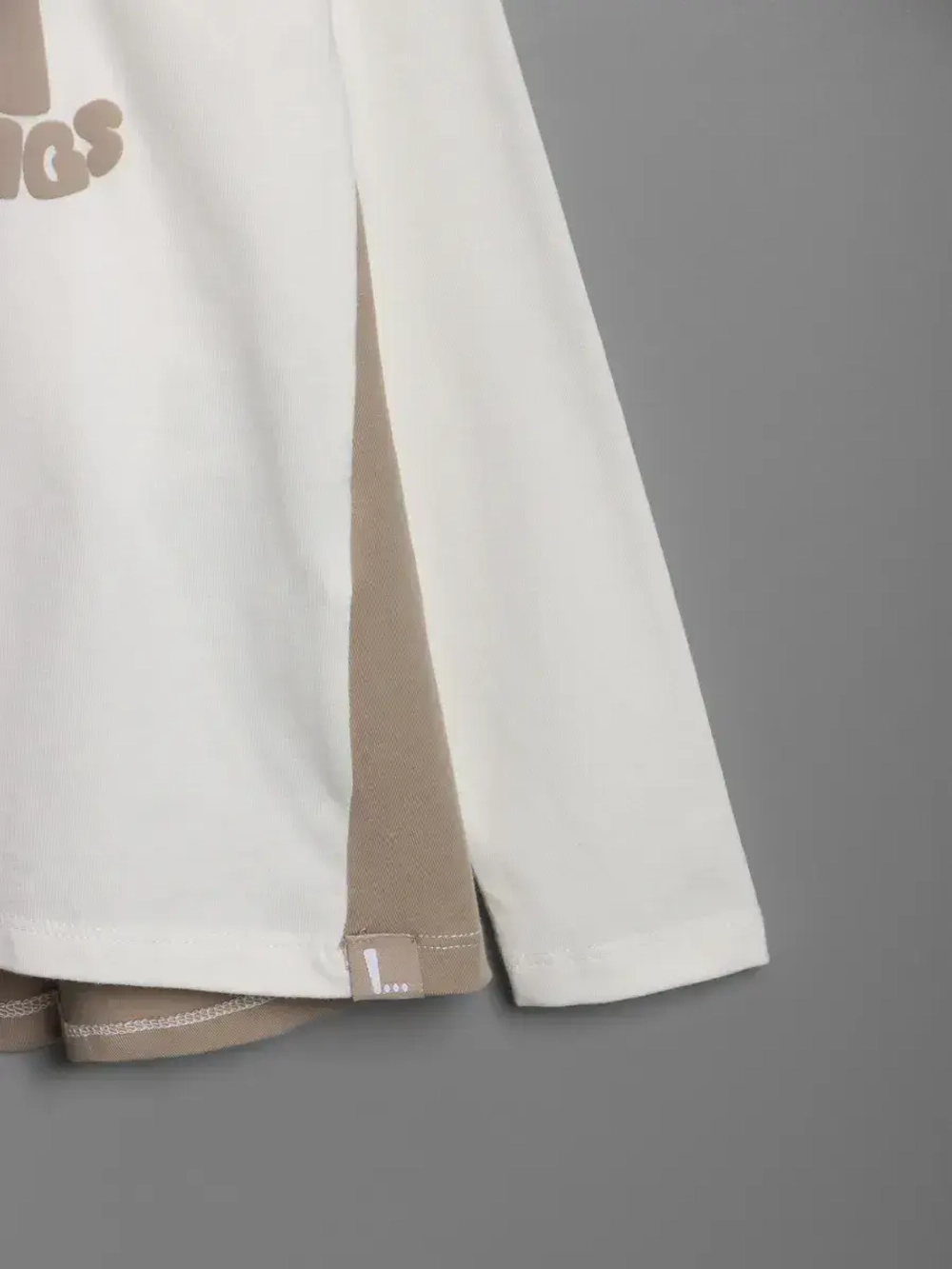 Бежевый костюм для девочки на осень